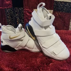 Lebron Soldier 11 youth